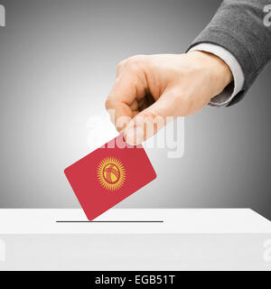 Stimmberechtigten Konzept - männlich Wahlurne - Kirgisistan Flagge einfügen Stockfoto