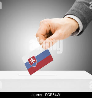 Abstimmung der Konzept - männliche einfügen Flag in Wahlurne - Slowakei Stockfoto