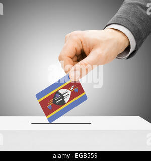 Abstimmung der Konzept - männliche einfügen Flag in Wahlurne - Swasiland Stockfoto