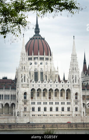 Parlamentsgebäude in Budapest im Sommer Gewitterhimmel, Ungarn Osteuropa Reisen Stockfoto