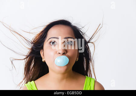 1 indische Mädchen Blowing Bubblegum Stockfoto