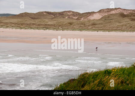 Einsamer Surfer an einem Strand in Bundoran, Donegal, Irland Stockfoto