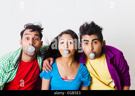 3 indische College-Freunde Blowing Bubble Gum Stockfoto