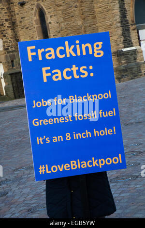 Lancashire für Schiefer Mitglieder bei Blackpool, Lancashire, UK. 21. Februar 2015. Unterstützer Blackpool Fracking für eine bessere Zukunft. Pro-fracking Demonstration mit Gruppen Aufruf für Wohlstand die Armut nicht von einer Gruppe von Leuten von Marton, mit Plakaten, Flugschriften und Petitionen, die zunehmend von der Entbehrung in Blackpool deprimiert werden und wer sind zugunsten der experimentellen Fracking Standort & Shale Gas bohren in Westby-By - Plumpton, Blackpool, durch Cuadrilla Ressourcen verwaltet. Stockfoto