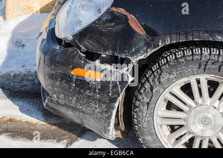 Front-End-Schäden an Stoßstange auf einem schwarzen Satelliten Sebring Auto Stockfoto