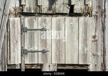 Klappe auf Seite des alten Holzschuppen. Stockfoto