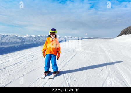 Kleiner Junge mit Ski Maske steht auf Ski-Kurs Stockfoto