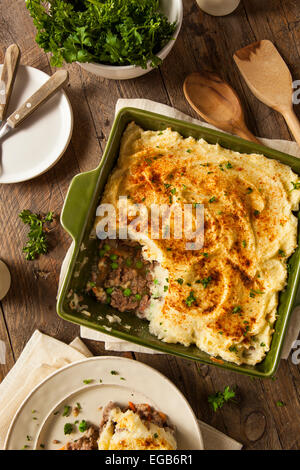 Hausgemachte irische Shepherd es Pie mit Lamm und Kartoffeln Stockfoto