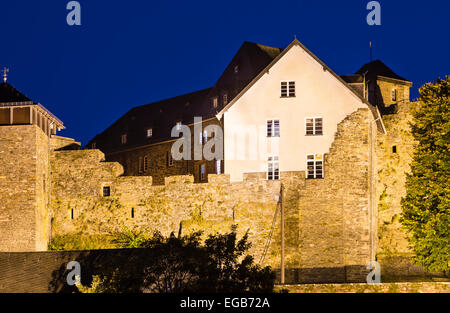 Ein Haus auf der alten Burgmauern in der schönen Eifel-Dorf Monschau mit blauen Himmel in Deutschland gebaut. Stockfoto