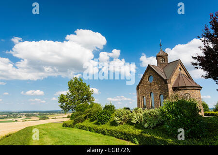 Eine kleine Kapelle auf einem Hügel mit Blick auf die wunderschöne Landschaft in der nördlichen Eifel in Deutschland. Stockfoto