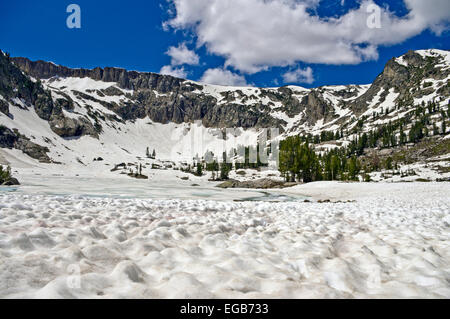 See-Einsamkeit bedeckt in Eis und Schnee, Grand-Teton-Nationalpark, Wyoming, USA. Stockfoto