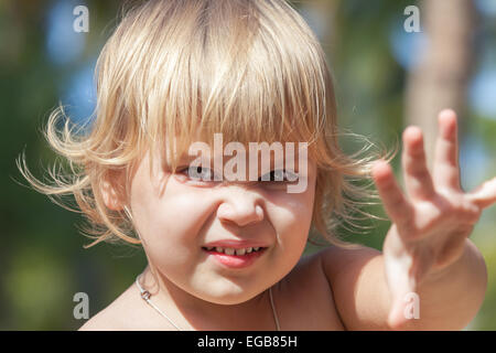 Outdoor Closeup Portrait von niedlichen wütend kaukasischen blonde Babymädchen Stockfoto