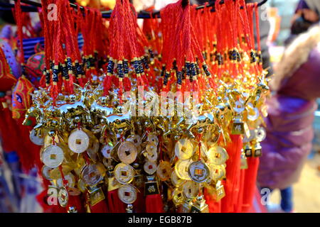 London, UK. 21. Februar 2015. Viel Glück Schaf und Ziege Charms für das chinesische Neujahr Credit: Rachel Megawhat/Alamy Live News Stockfoto