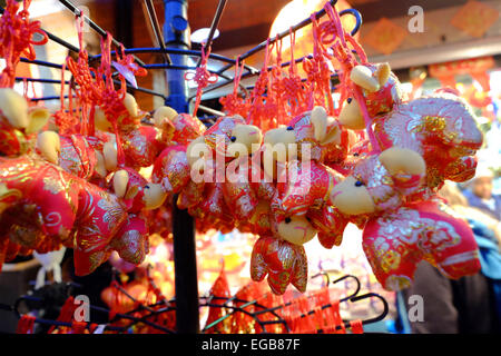 London, UK. 21. Februar 2015. Viel Glück Schaf und Ziege Charms für das chinesische Neujahr Credit: Rachel Megawhat/Alamy Live News Stockfoto