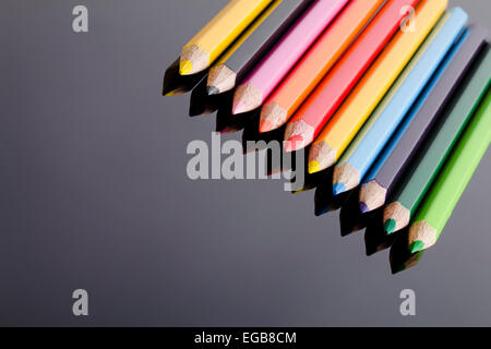 Fülle die Warteschlange Zeichnung Bleistift Multi Coloured Bildung niemand Stockfoto