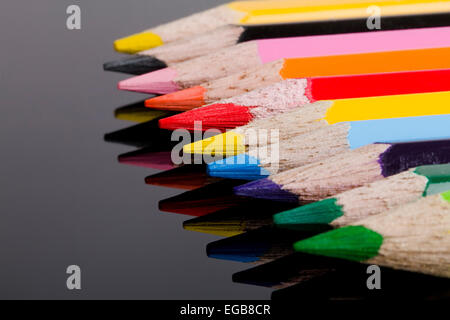 Fülle die Warteschlange Zeichnung Bleistift Multi Coloured Bildung niemand Stockfoto