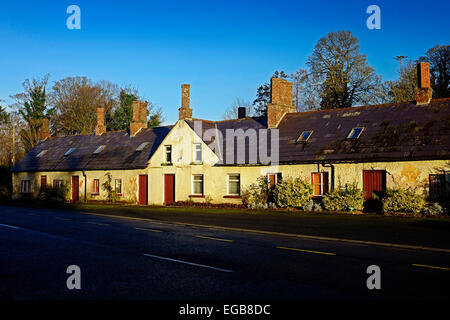 Reihe von traditionellen terrassierten Cottages in der Nähe von Ravensdale in Co. Louth, Irland. Stockfoto