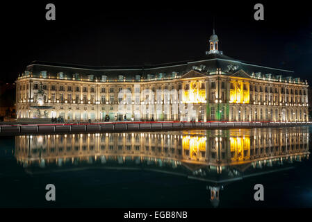 Bordeaux-Reflexionen: Dies ist der Chambre de Commerce et d ' Industrie (CCI) de Bordeaux in der Innenstadt von Bordeaux, Frankreich. Stockfoto