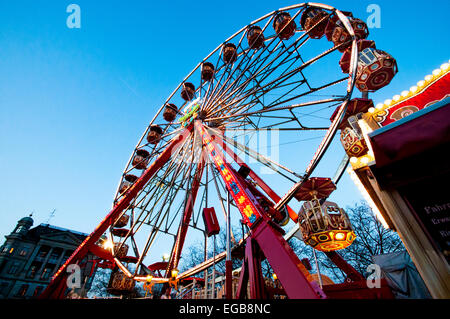 Riesenrad in Zürich bei Sonnenuntergang aufgenommen. Karneval an der Mündung der Limmat Rive und Zürichsee thront. Stockfoto