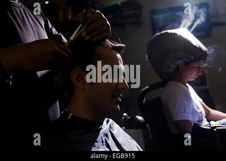 3 Inder Friseur schneiden Salon Stockfoto