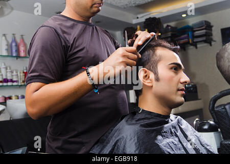 2 Inder Friseur schneiden Salon Stockfoto