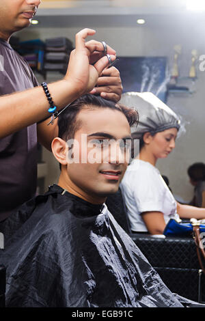 2 Inder Friseur schneiden Salon Stockfoto