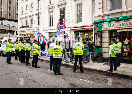 London, UK. 21. Februar 2015. Nationalistische Demonstranten aus Britain First außerhalb der vereinen gegen Faschismus Conference 2015 im Trade Unions Congress House im Zentrum von London am 21. Februar 2015. Bildnachweis: Tom Arne Hanslien/Alamy Live-Nachrichten Stockfoto