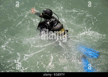Tiefsee-Tauchausbildung in Gordons Bay Südafrika professioneller Taucher ins Wasser Stockfoto