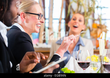 Team von Business-Lunch im Restaurant Essen und trinken in der Feier der guten Arbeit zusammen, treffen, Essen und trinken auf der Registerkarte Stockfoto