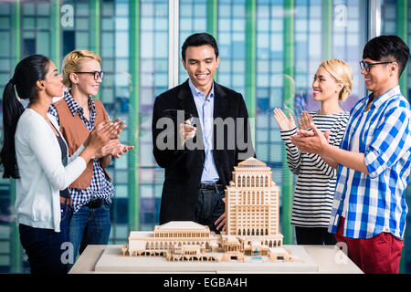 Architekten in erfolgreichen Präsentation applaudiert ihr Chef-Team Stockfoto