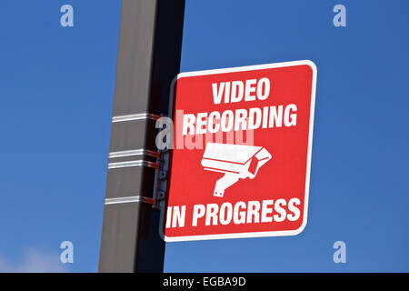 Video-Aufzeichnung im Gange anmelden Shop Parkplatz Warnung Menschen. Stockfoto