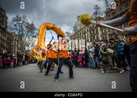 Barcelona, Katalonien, Spanien. 21. Februar 2015. Schauspieler führen Drachentanz während der chinesischen Neujahrsparade begrüßen das Jahr des Schafes Holz in Barcelona © Matthias Oesterle/ZUMA Wire/ZUMAPRESS.com/Alamy Live-Nachrichten Stockfoto