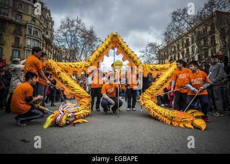 Barcelona, Katalonien, Spanien. 21. Februar 2015. Schauspieler führen Drachentanz während der chinesischen Neujahrsparade begrüßen das Jahr des Schafes Holz in Barcelona © Matthias Oesterle/ZUMA Wire/ZUMAPRESS.com/Alamy Live-Nachrichten Stockfoto