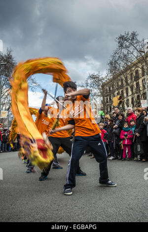 Barcelona, Katalonien, Spanien. 21. Februar 2015. Schauspieler führen Drachentanz während der chinesischen Neujahrsparade begrüßen das Jahr des Schafes Holz in Barcelona © Matthias Oesterle/ZUMA Wire/ZUMAPRESS.com/Alamy Live-Nachrichten Stockfoto