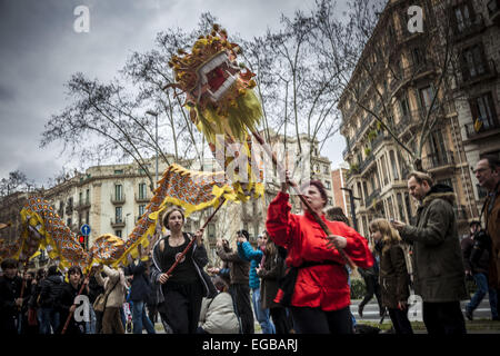 Barcelona, Katalonien, Spanien. 21. Februar 2015. Schauspieler führen Drachentanz während der chinesischen Neujahrsparade begrüßen das Jahr des Schafes Holz in Barcelona © Matthias Oesterle/ZUMA Wire/ZUMAPRESS.com/Alamy Live-Nachrichten Stockfoto