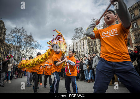 Barcelona, Katalonien, Spanien. 21. Februar 2015. Schauspieler führen Drachentanz während der chinesischen Neujahrsparade begrüßen das Jahr des Schafes Holz in Barcelona © Matthias Oesterle/ZUMA Wire/ZUMAPRESS.com/Alamy Live-Nachrichten Stockfoto