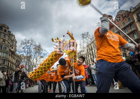 Barcelona, Katalonien, Spanien. 21. Februar 2015. Schauspieler führen Drachentanz während der chinesischen Neujahrsparade begrüßen das Jahr des Schafes Holz in Barcelona © Matthias Oesterle/ZUMA Wire/ZUMAPRESS.com/Alamy Live-Nachrichten Stockfoto