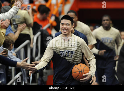 Syracuse, NY, USA. 21. Februar 2015. 21. Februar 2015: The Pittsburgh Panthers nehmen das Gericht vor dem Sieg über die Syracuse Orange 65-61 im Carrier Dome in Syracuse, NY. © Csm/Alamy Live-Nachrichten Stockfoto