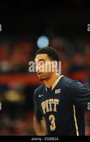 Syracuse, NY, USA. 21. Februar 2015. 21. Februar 2015: Pittsburgh Panthers Wache Cameron Wright #3 in der ersten Hälfte des Spiels als Pittsburgh Panthers besiegten die Syracuse Orange 65-61 im Carrier Dome in Syracuse, NY. © Csm/Alamy Live-Nachrichten Stockfoto