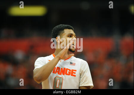 Syracuse, NY, USA. 21. Februar 2015. 21. Februar 2015: Syrakus clickt Michael Gbinije #0 in der ersten Hälfte des Spiels als Pittsburgh Panthers besiegten die Syracuse Orange 65-61 im Carrier Dome in Syracuse, NY. © Csm/Alamy Live-Nachrichten Stockfoto