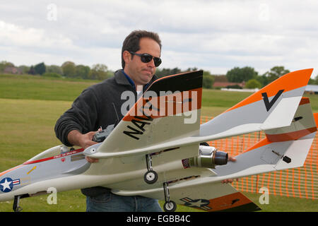 Ali Machinchy tragen einen Jet fliegen bei einer Flugschau von großen Flugmodellen Stockfoto