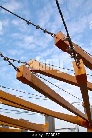 Die Nahaufnahme von Bundle-Kabeln auf Hängebrücke Stockfoto
