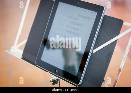 Reflexion über ein Ipad der Geiger mit seiner Geige spielen während einer Hochzeit, beim digitalen Noten lesen Stockfoto