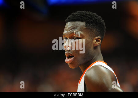 Syracuse, NY, USA. 21. Februar 2015. 21. Februar 2015: Syrakus weiterleiten Tyler Roberson #21 in der zweiten Hälfte des Spiels als Pittsburgh Panthers besiegten die Syracuse Orange 65-61 im Carrier Dome in Syracuse, NY. © Csm/Alamy Live-Nachrichten Stockfoto