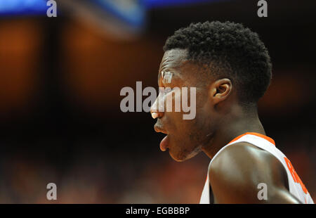 Syracuse, NY, USA. 21. Februar 2015. 21. Februar 2015: Syrakus weiterleiten Tyler Roberson #21 in der zweiten Hälfte des Spiels als Pittsburgh Panthers besiegten die Syracuse Orange 65-61 im Carrier Dome in Syracuse, NY. © Csm/Alamy Live-Nachrichten Stockfoto