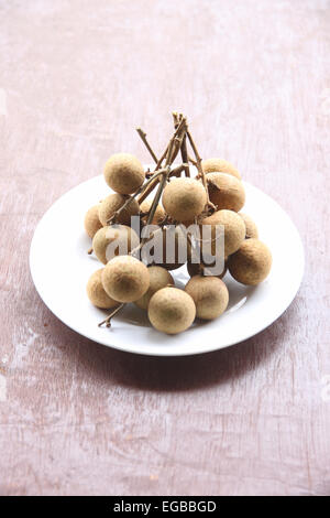 Frische Longan Früchte in Schale auf der Lebensmittel-Tabelle. Stockfoto
