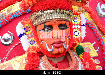 Theyyam Ritual Kunst von Kerala Indien Kunst Form Künstler Nahaufnahme Stockfoto