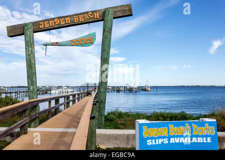 Jensen Beach Florida, Indian River Water Lagoon, Waterfront, Docks, Slips verfügbar, Schild, Logo, Wasser, Boote, Besucher reisen Reise Tour Tourismus l Stockfoto