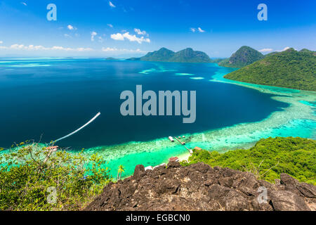 Aussicht von der Spitze eines Hügels, es ist eine sehr schöne Insel, Meer, blauer Himmel und Wolken Stockfoto