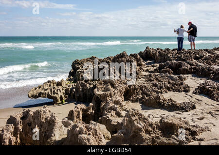 Stuart Florida, Hutchinson Barrier Island, Ross Witham Beach, Wasser im Atlantischen Ozean, geologische Anastasia-Formation, eingelagerter Sand, Coquina-Kalksteine, Frag Stockfoto